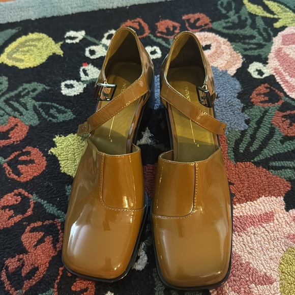 INTENTIONALLY BLANK Brown Patent Heels - Picture 6 of 9